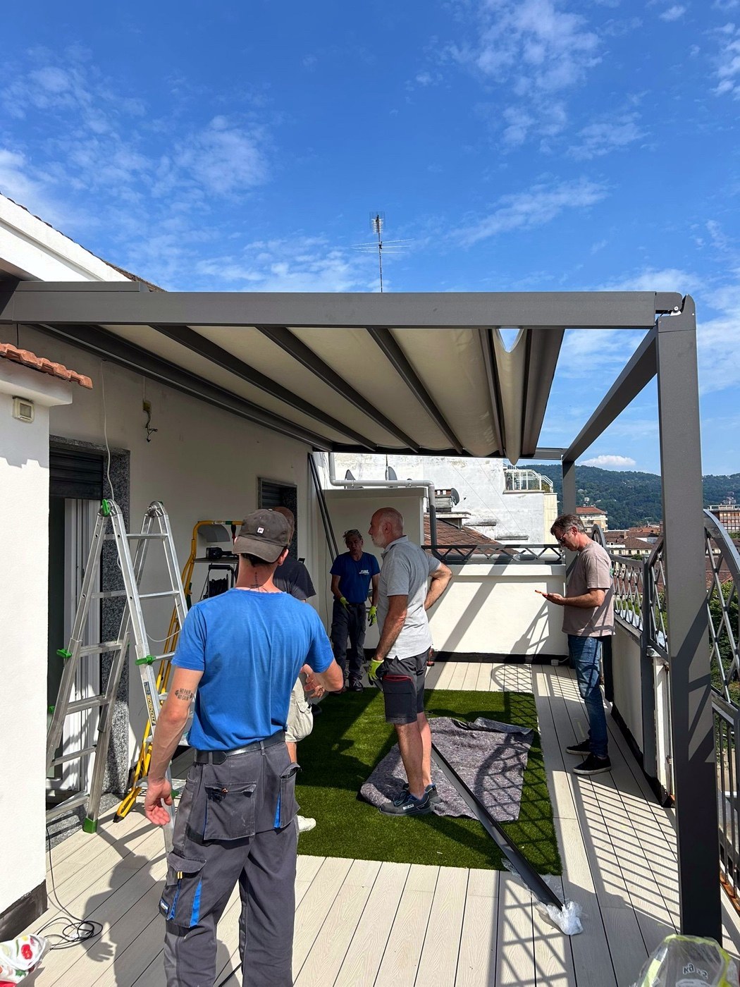 Montaggio di una pergola su una terrazza